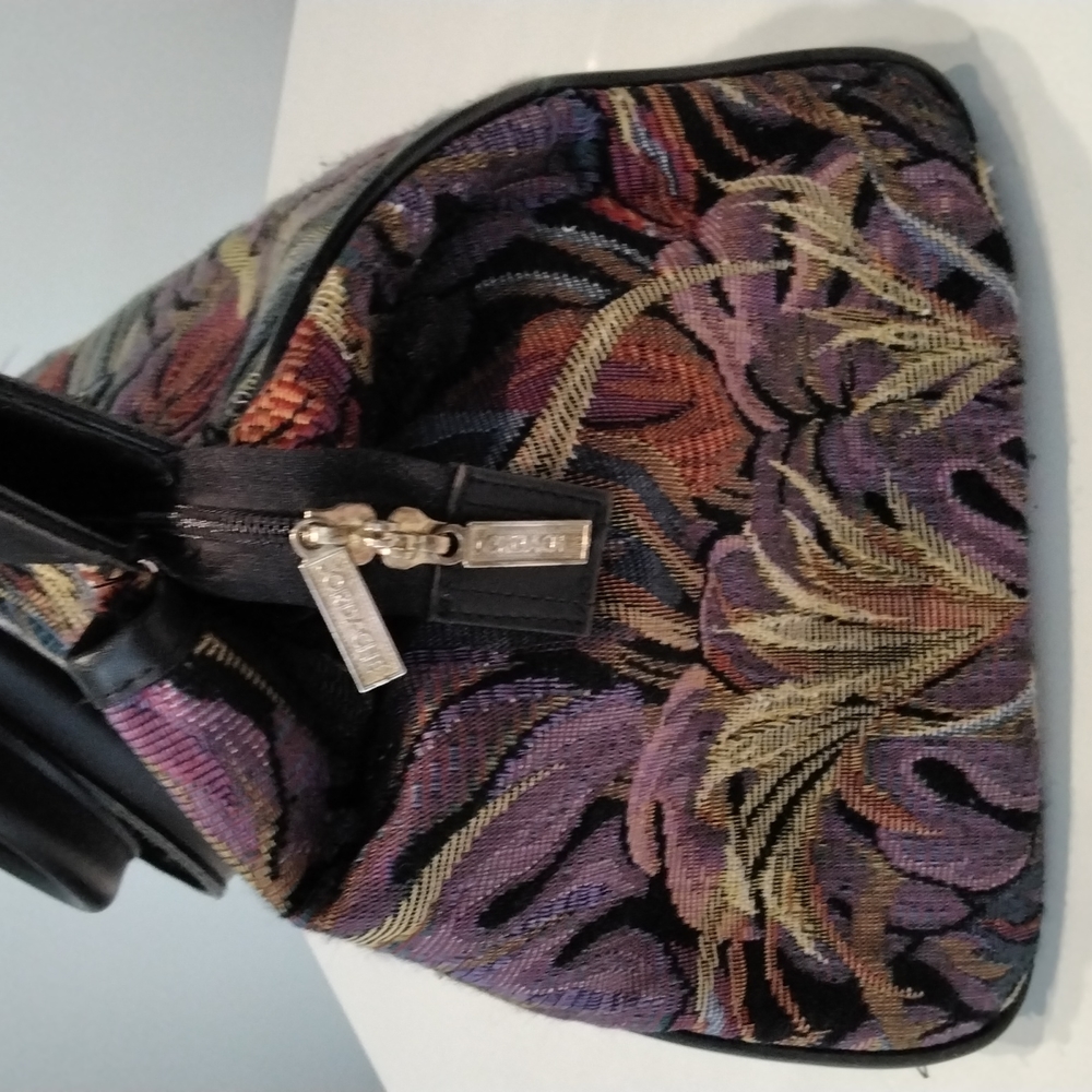 Vintage Jordache midsized tapestry weekender bag (20" wide x 13" high) - Picture 5 of 9